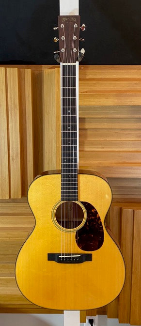 Martin 000-18e Retro, Fishman Aura, Martin Signature molded case